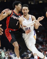  艾顿护框能力尽显开拓者加时险胜猛龙