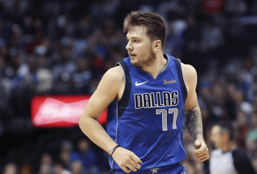  东契奇三双难救主，独行侠不敌森林狼  