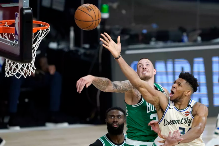  字母哥统治内线雄鹿轻取绿军显王者风