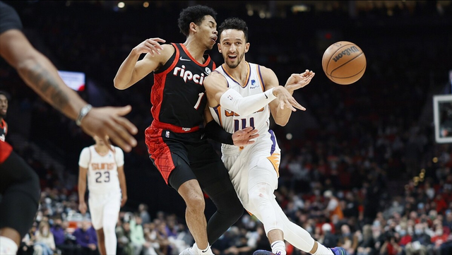  艾顿护框能力尽显开拓者加时险胜猛龙